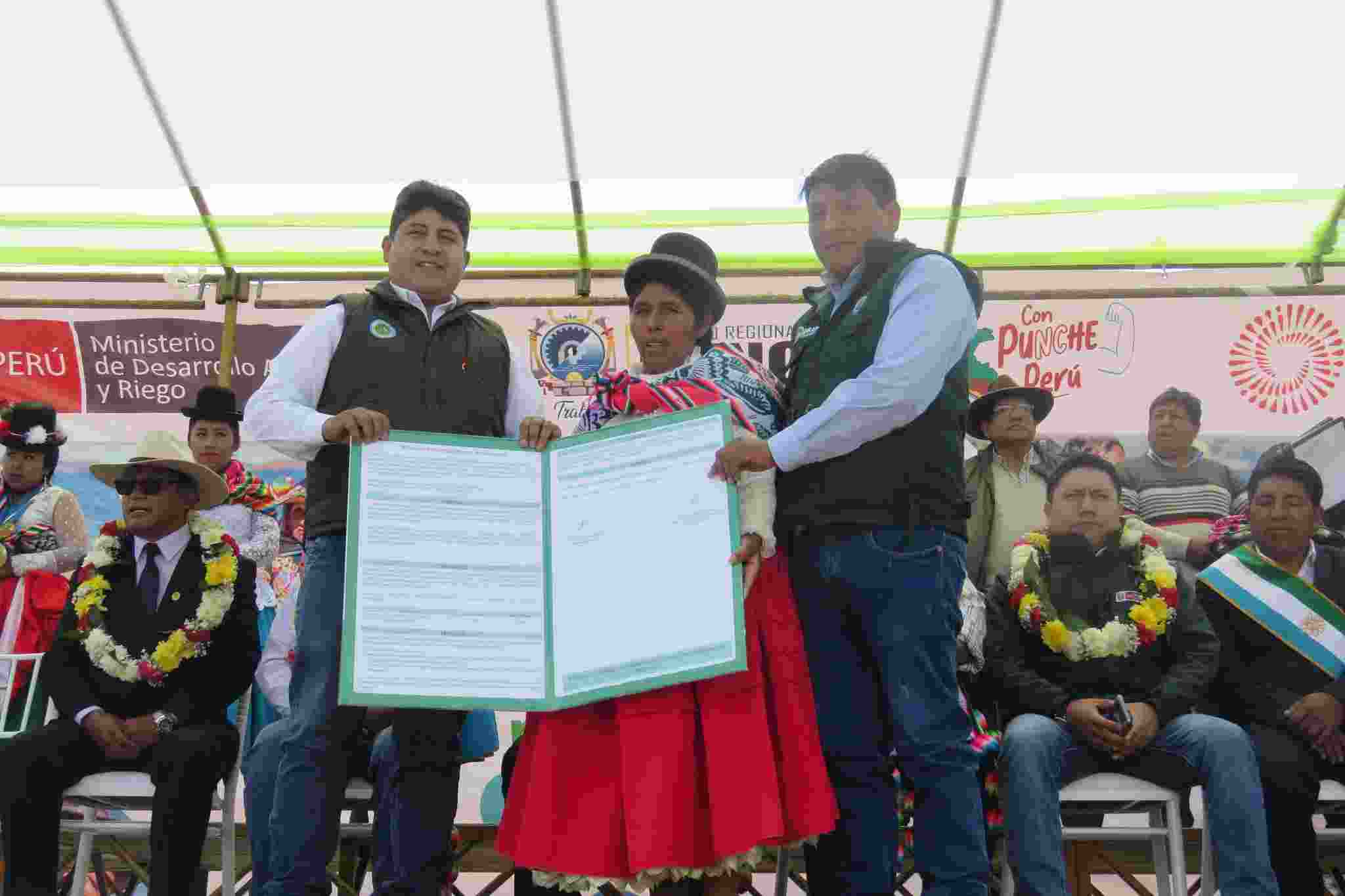 DESDE EL CENTRO POBLADO DE VILURCUNI PROVINCIA DE YUNGUYO DE REALIZÓ LA ENTREGA DE MÁS DE 7 MIL 176 TÍTULOS DE PROPIEDAD RURAL BENEFICIANDO A LAS PROVINCIAS DE MOHO, PUNO, EL COLLAO ILAVE Y YUNGUYO