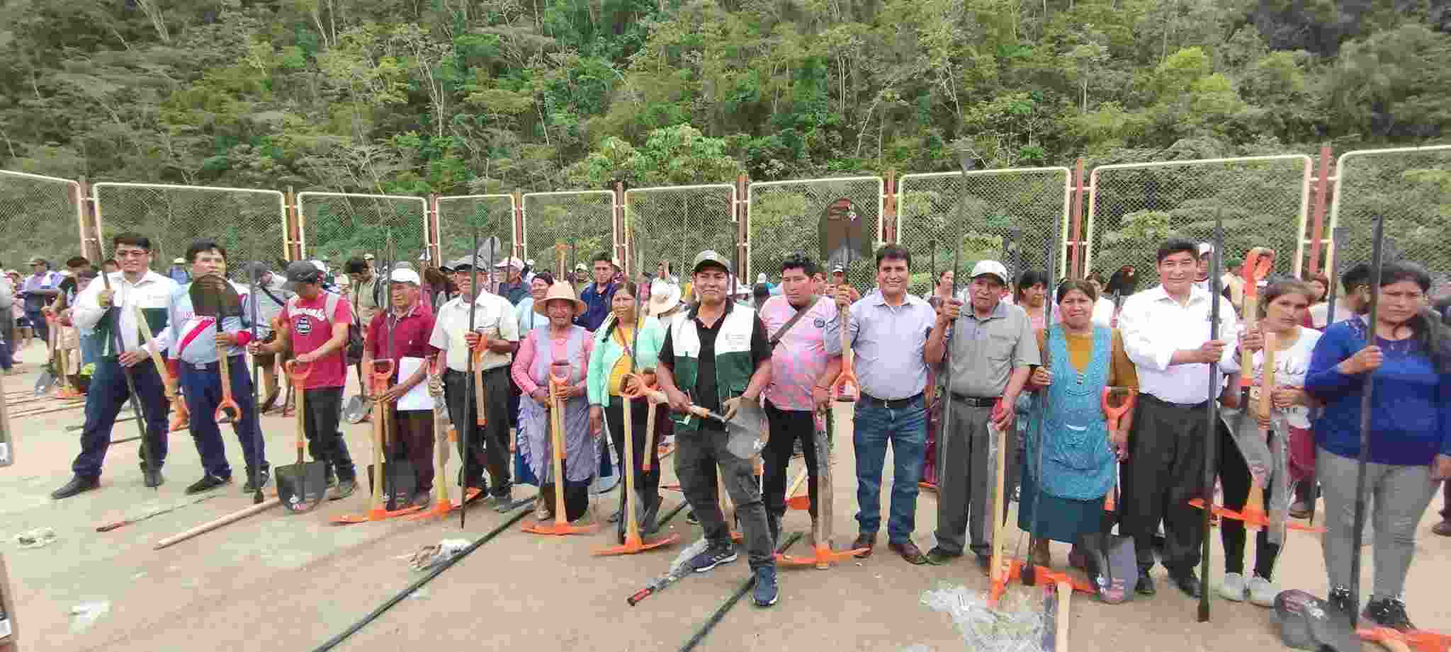 PROYECTO FRUTALES ENTREGA KIT DE HERRAMIENTAS EN SAN PEDRO DE PUTINA PUNCO