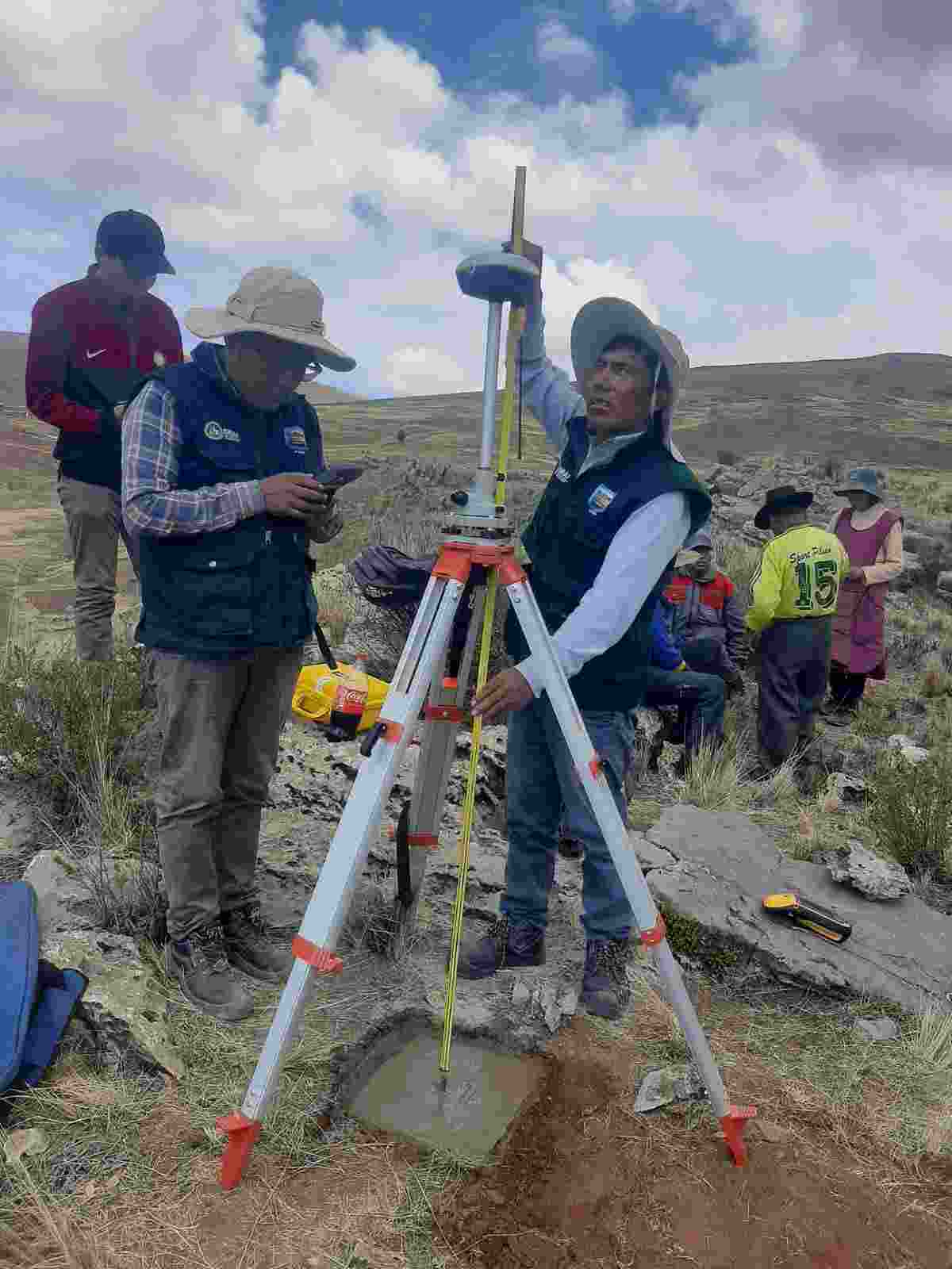 TRABAJOS DE MONUMENTACION Y TOMA DE PUNTOS DEL CONTROL GEODESICO SE REALIZA EN LA PARCIALIDAD DE “MILLIRAYA” HUANCANÉ.