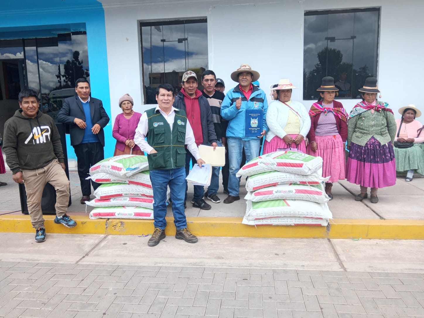 ENTREGA DE ALIMENTO BALANCEADO A PRODUCTORES EN EL DISTRITO DE NUÑOA