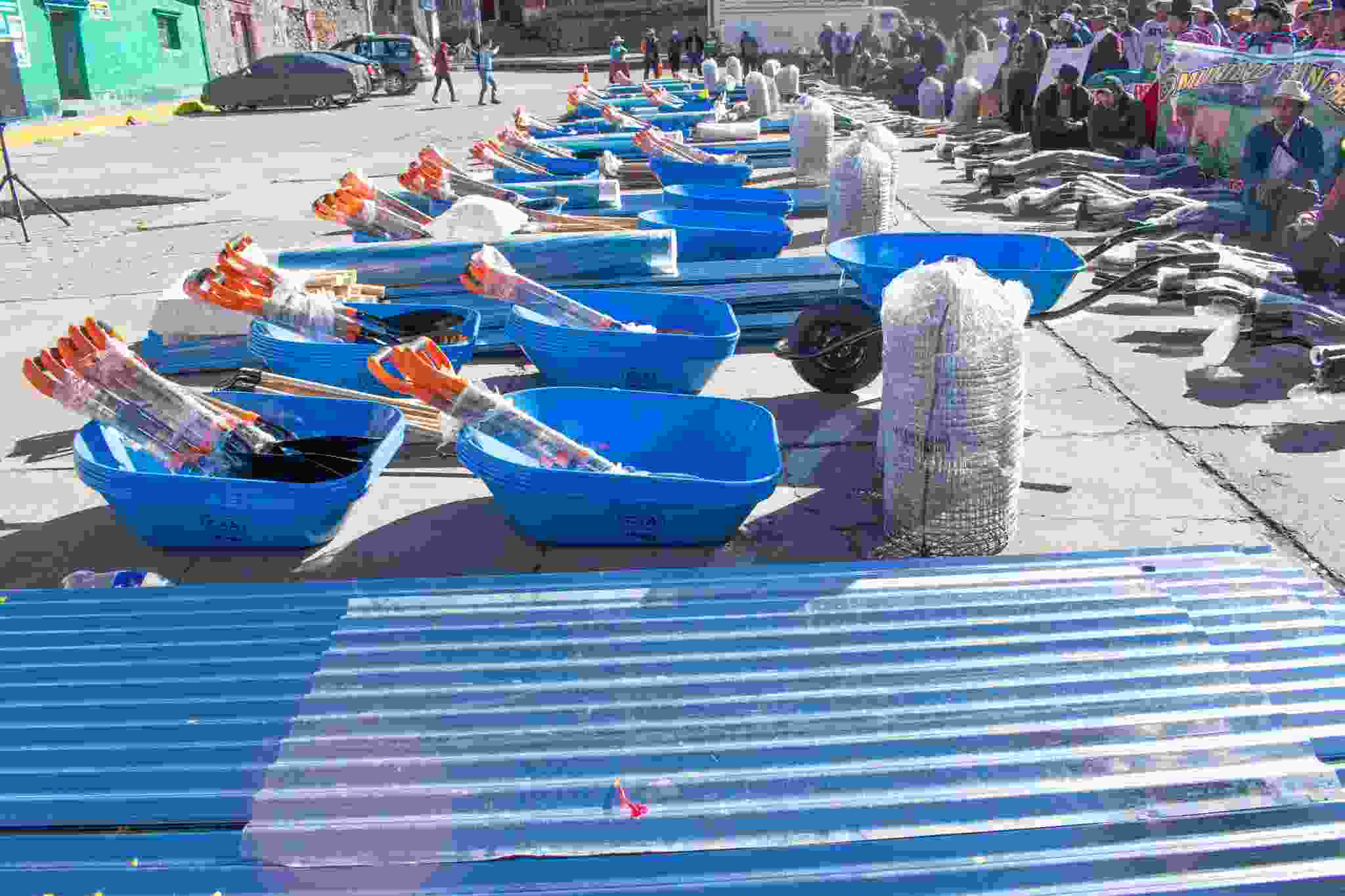 CONTINÚA ENTREGA DE MATERIALES A BENEFICIARIOS DE LOS DISTRITOS DE CHUCUITO, VILQUE, TIQUILLACA Y PLATERÍA