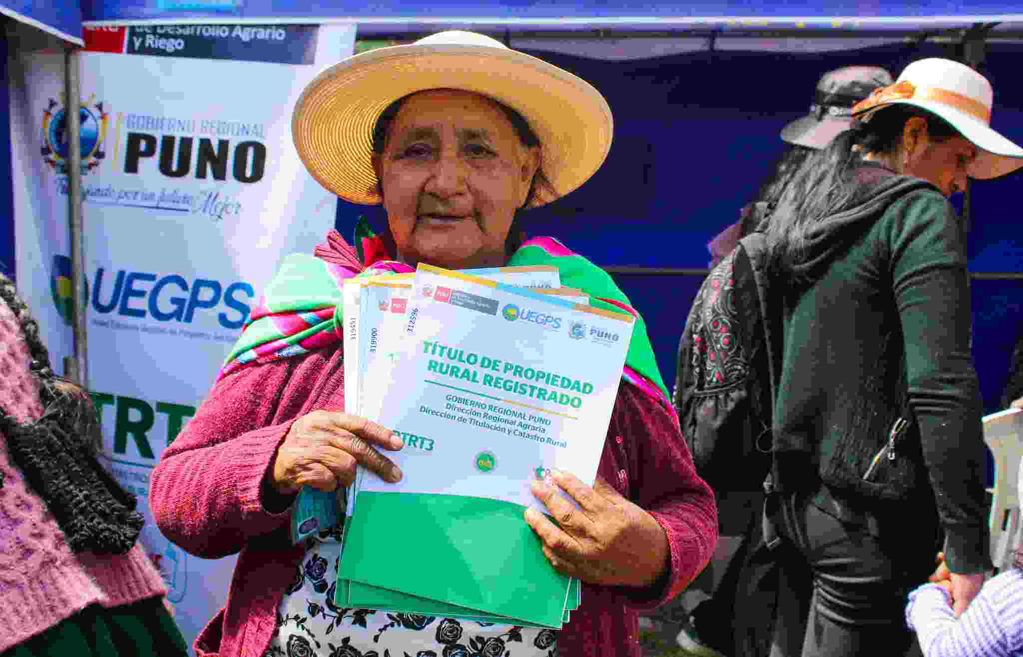 REALIZAN ENTREGA COMPLEMENTARIA DE TÍTULOS DE PROPIEDAD RURAL EN ICHU