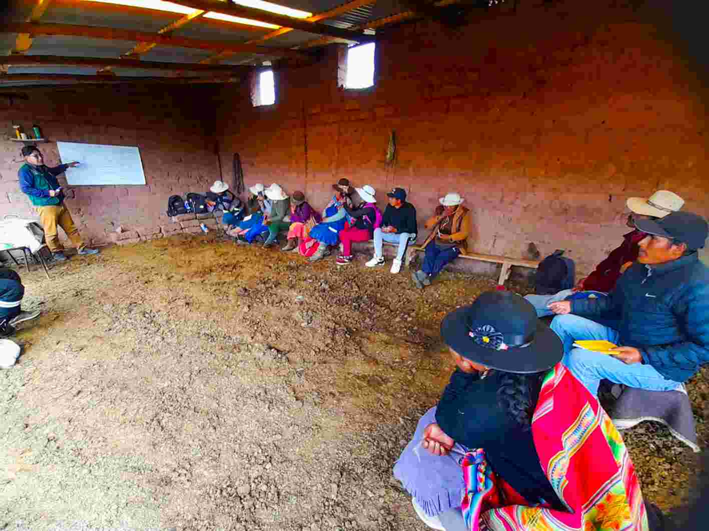 MEDIANTE EL PROYECTO SEGURIDAD ALIMENTARIA REALIZAN COMPOST PARA USO DE BIOHUERTOS EN AZÁNGARO