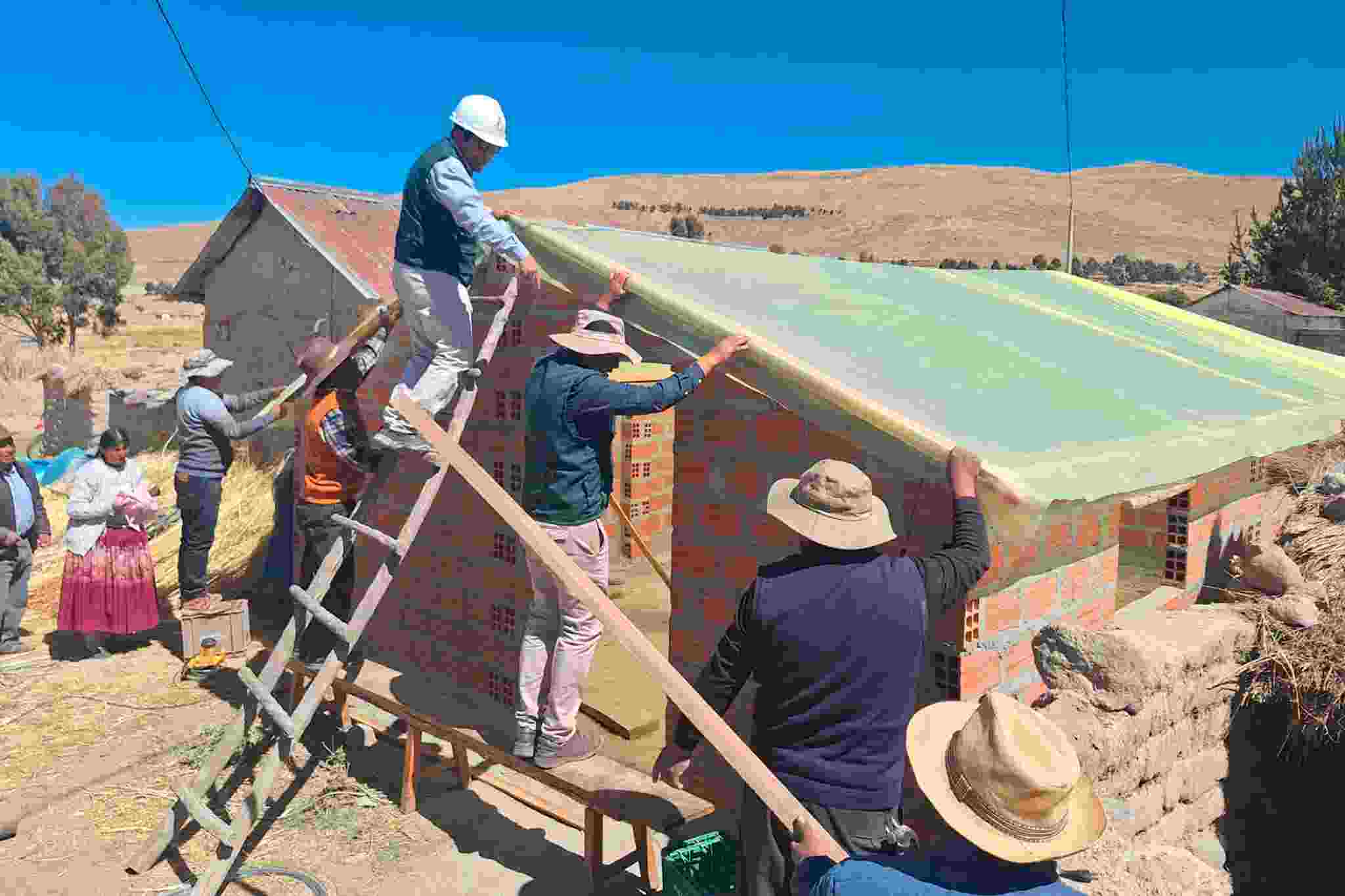 PROYECTO SEGURIDAD ALIMENTARIA CONTINUA CON LA DEMOSTRACION DE TECHADO EN EL C.P CHINUMANI COCAPUJO