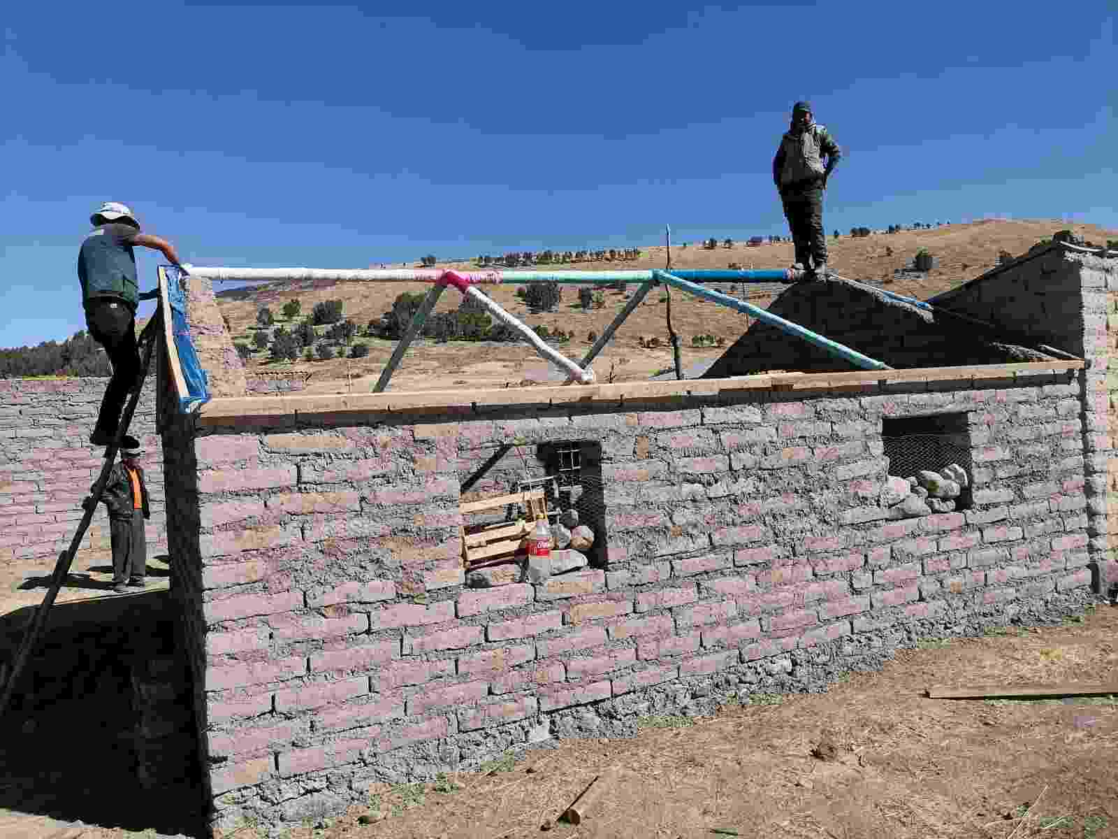 PROYECTO SEGUIRDAD ALIMENTARIA CONTINUA CON EL TALLER DEMOSTRATIVO DE TECHADO EN EL C.P DE CHICANIHUMA EN COPANI