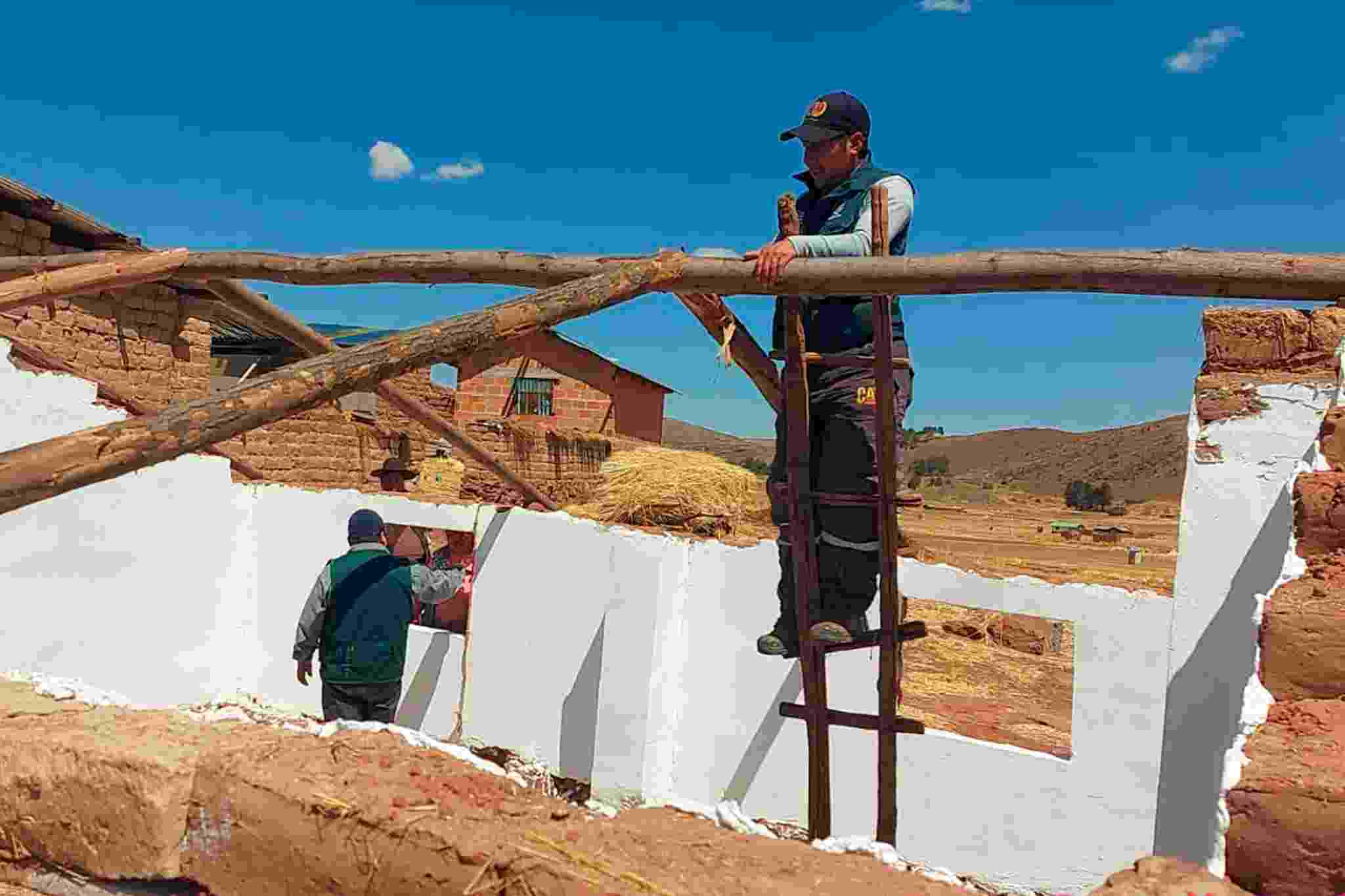 EQUIPO TECNICO DEL POYECTO SEGURIDAD ALIMENTARIA CONTINUA CON EL TECHADO DE BIOHUERTOS Y CAPACITACIONES TECNICAS