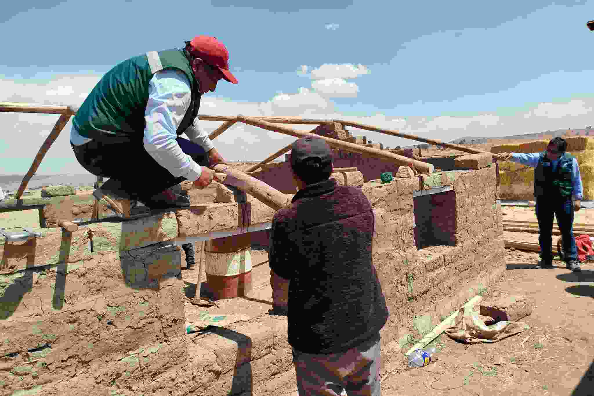 PROYECTO SEGURIDAD ALIMENTARIA CONTINUA CON EL TALLER DEMOSTRATIVO DE TECHADO EN EL DISTRITO DE PAUCARCOLLA SECTOR LLANTHAPAMAPA