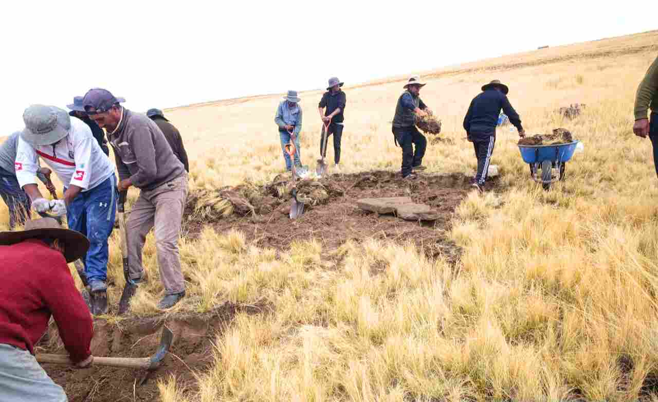 TRABAJO DE CAMPO PARA LA CONSTRUCCION DE UN NUEVO MICRORESERVORIO EN EL DISTRITO DE MUÑANI