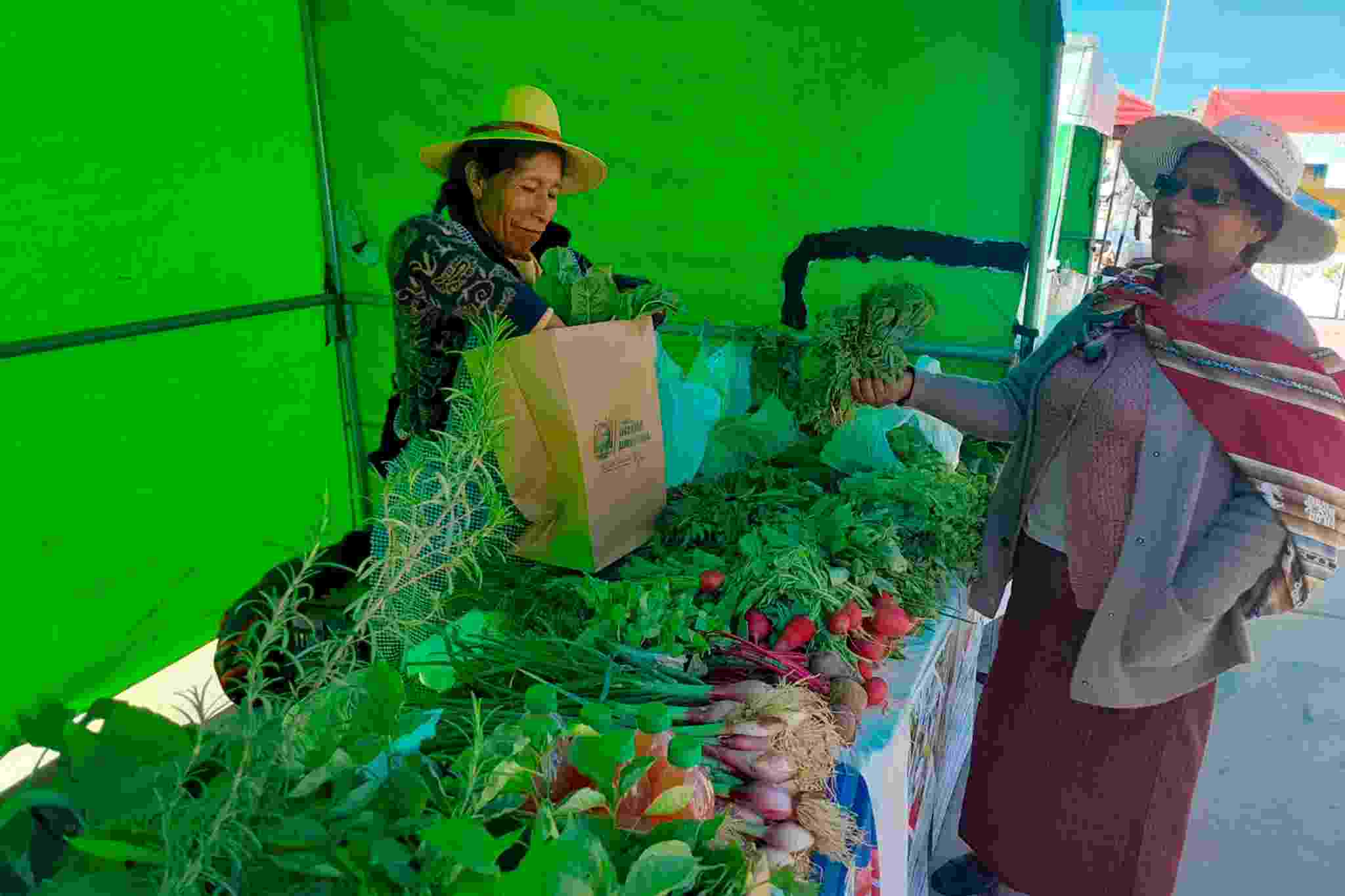 EXITOSA FERIA AGROECOLOGICA DE LA CHACRA A LA OLLA EN AZANGARO