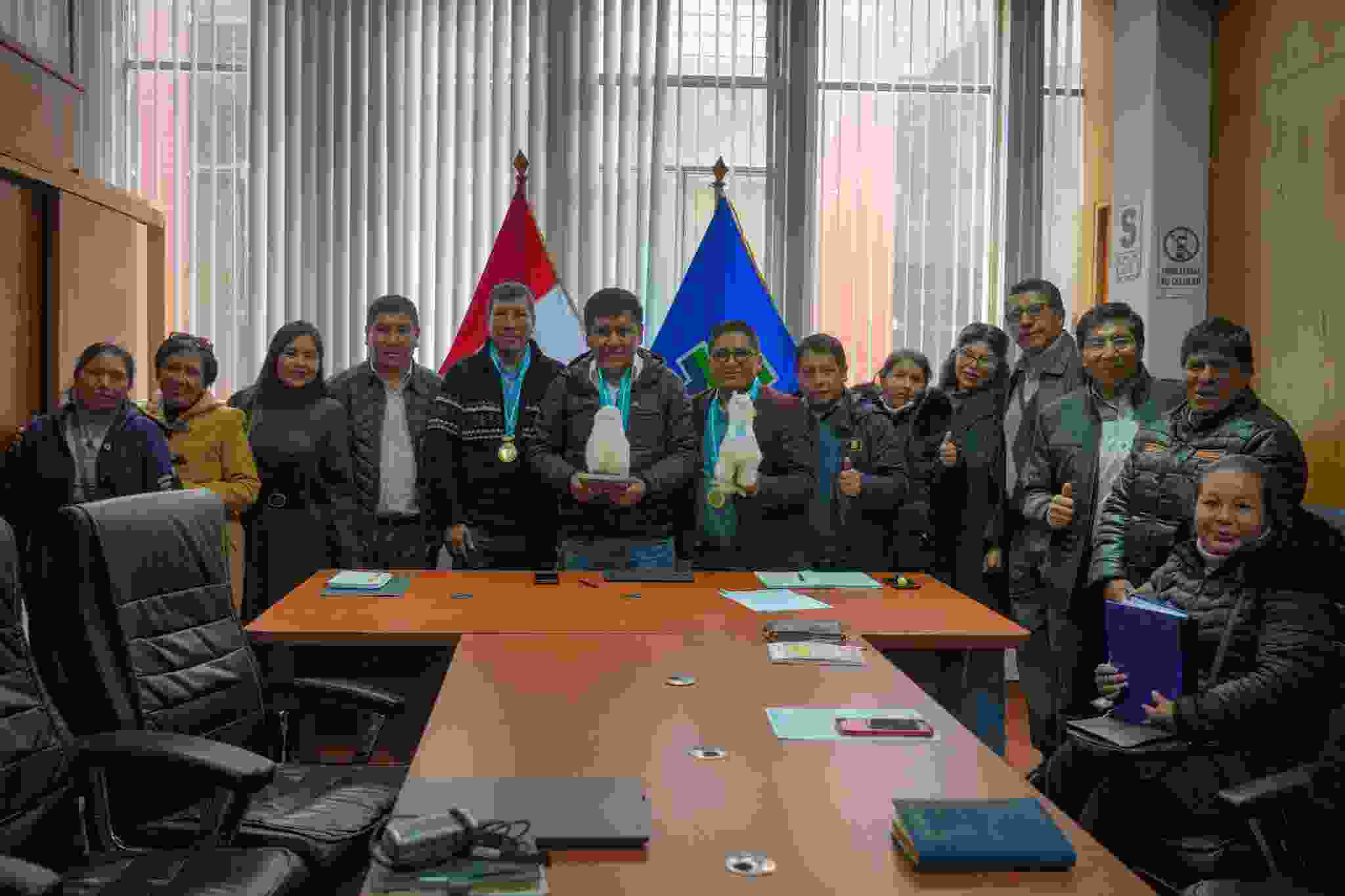 POBLACION LAMPEÑA CONDECORA A AUTORIDADES REGIONALES POR LA IMPLEMENTACION DEL PROYECTO DE CRIANZA Y PRESERVACION DE CHINCHILLAS