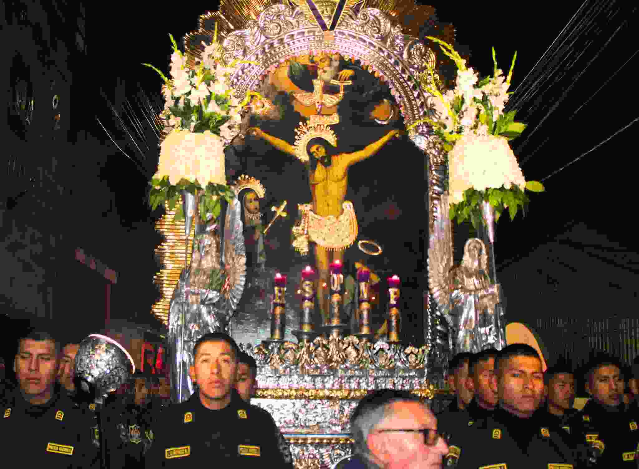 SEÑOR DE LOS MILAGROS RECORRE PRINCIPALES ARTERIAS POR SEMANA SANTA.