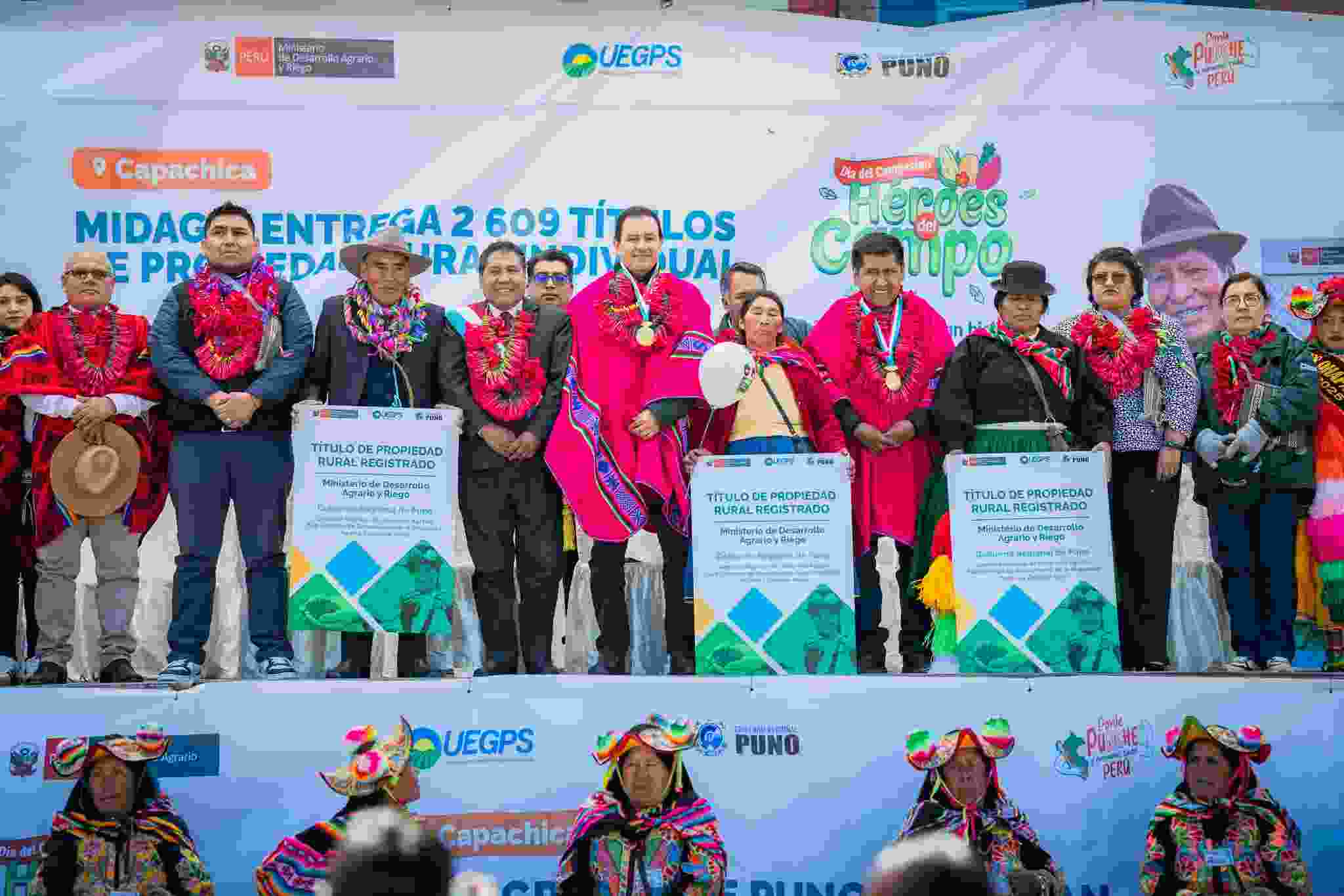 MÁS DE 2600 TÍTULOS DE PROPIEDAD FUERON ENTREGADOS EN EL DISTRITO DE CAPACHICA.