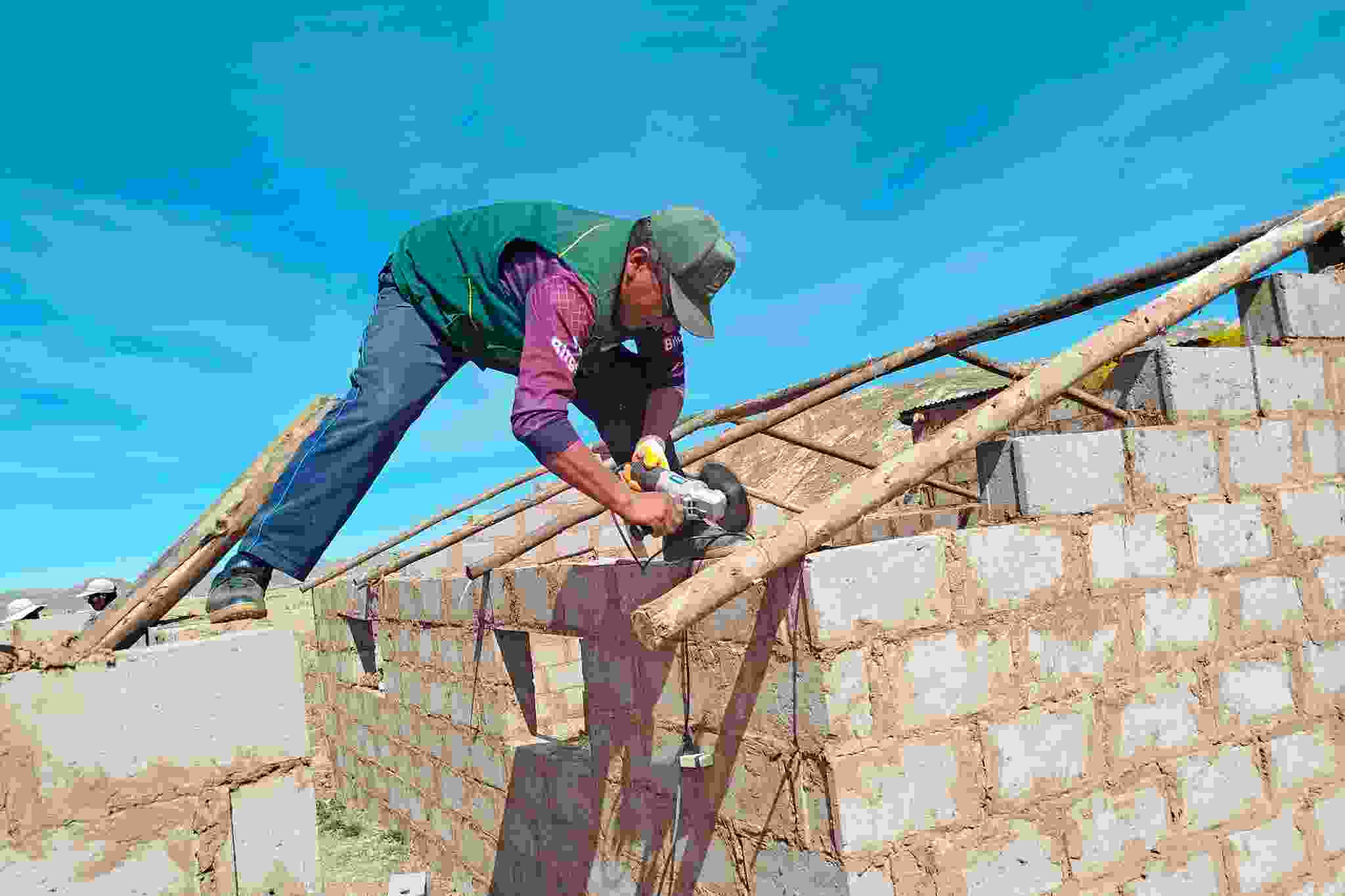 PROYECTO SEGURIDAD ALIMENTARIA CONTINÚA REALIZANDO TALLERES DEMOSTRATIVOS DE COBERTURA DE TECHOS EN AZANGARO, ILAVE Y YUNGUYO